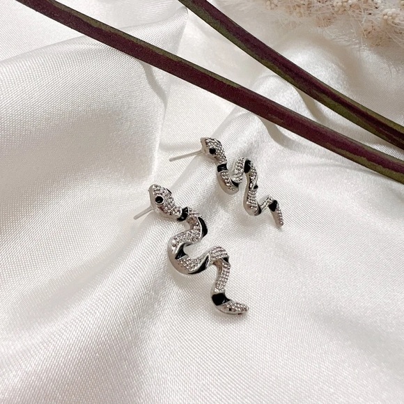 Trendy small snake earring - Picture 2 of 3